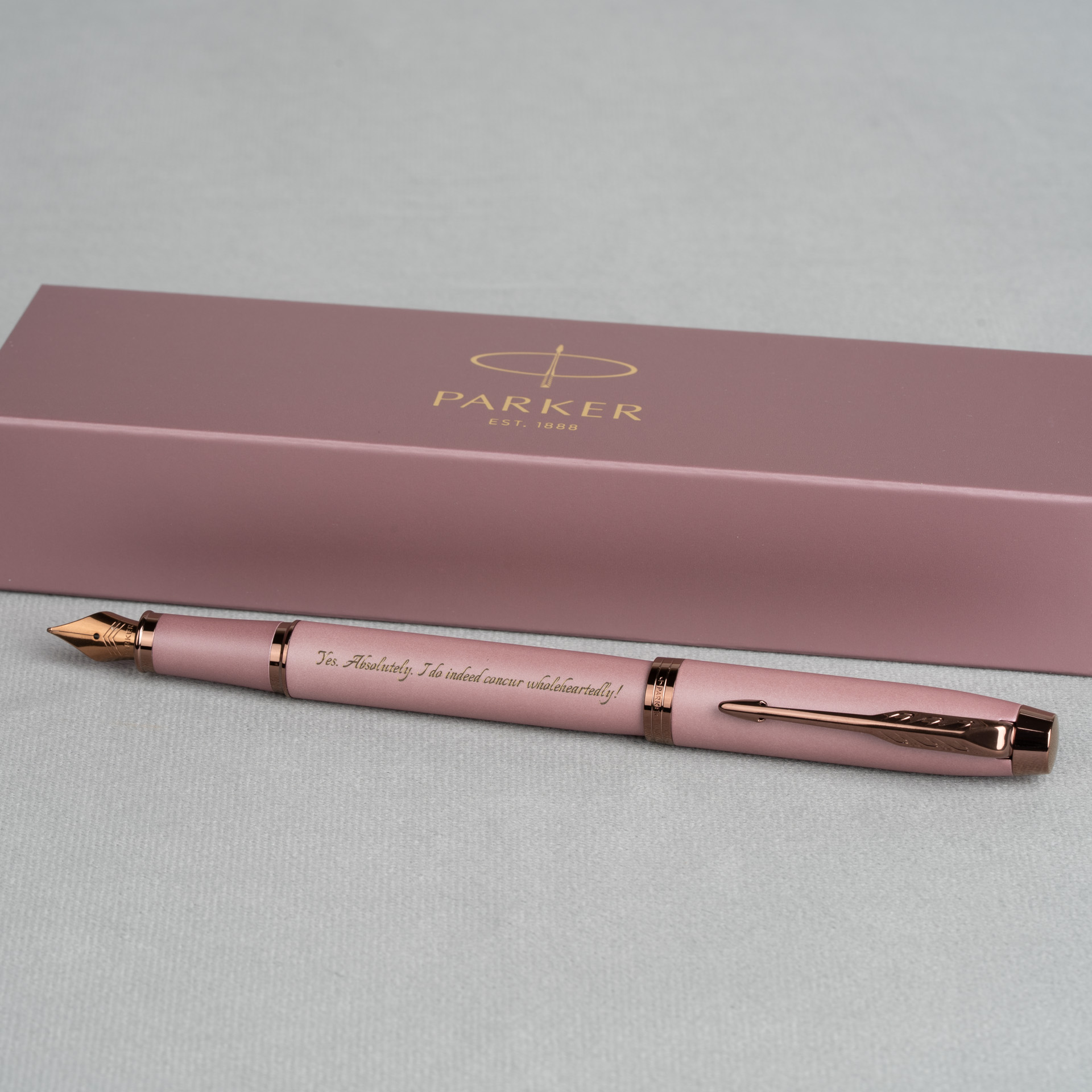 Pióro wieczne Parker IM Rituals Mauve z grawerem na tle różowego pudełka Parker