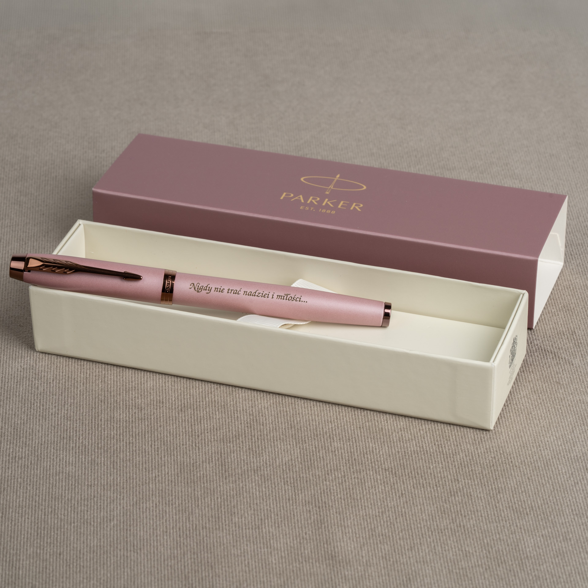 Pióro wieczne Parker IM Rituals Mauve z grawerem w eleganckim różowym pudełku prezentowym.
