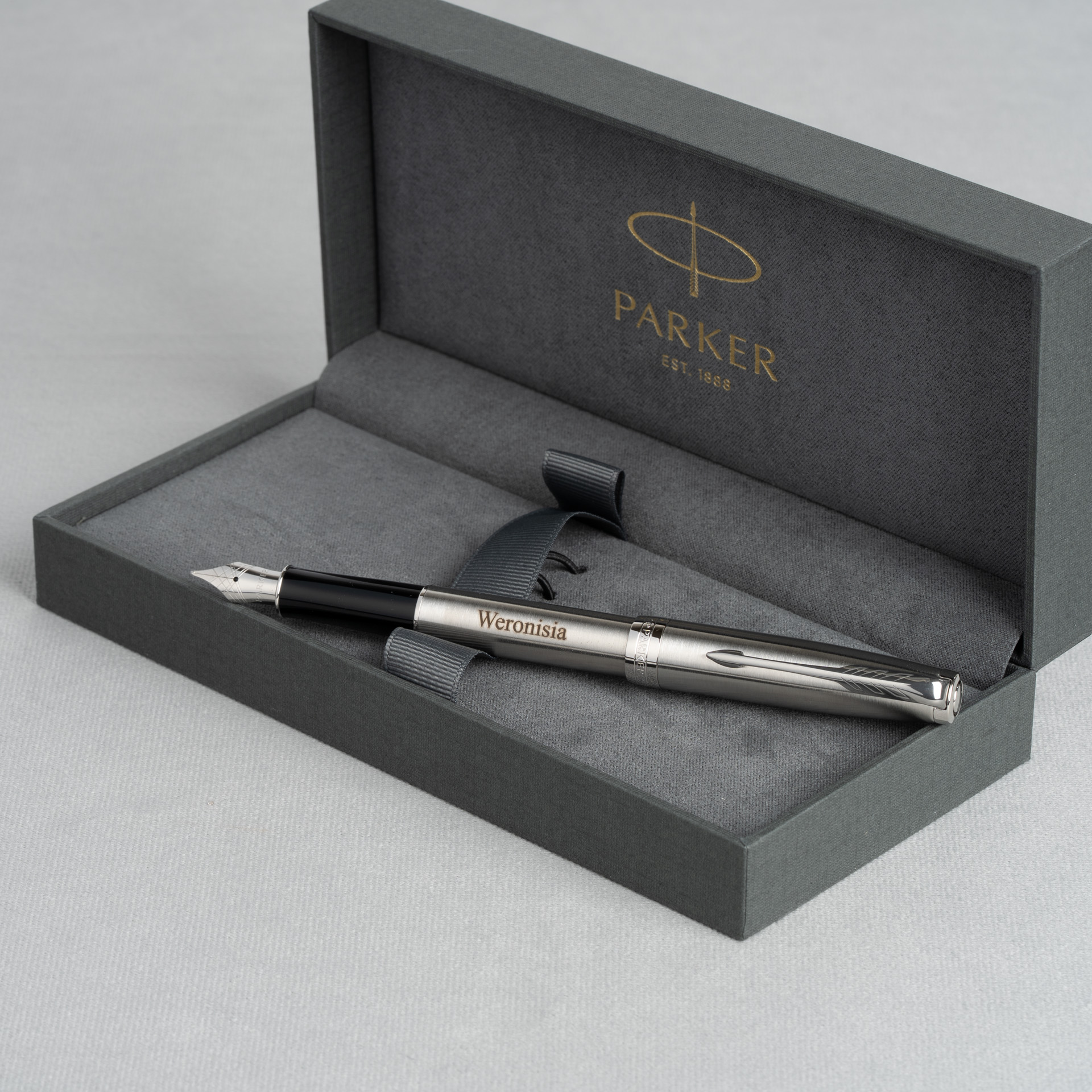 Pióro wieczne Parker Sonnet Stalowy CT z grawerem imienia w eleganckim etui Parker.