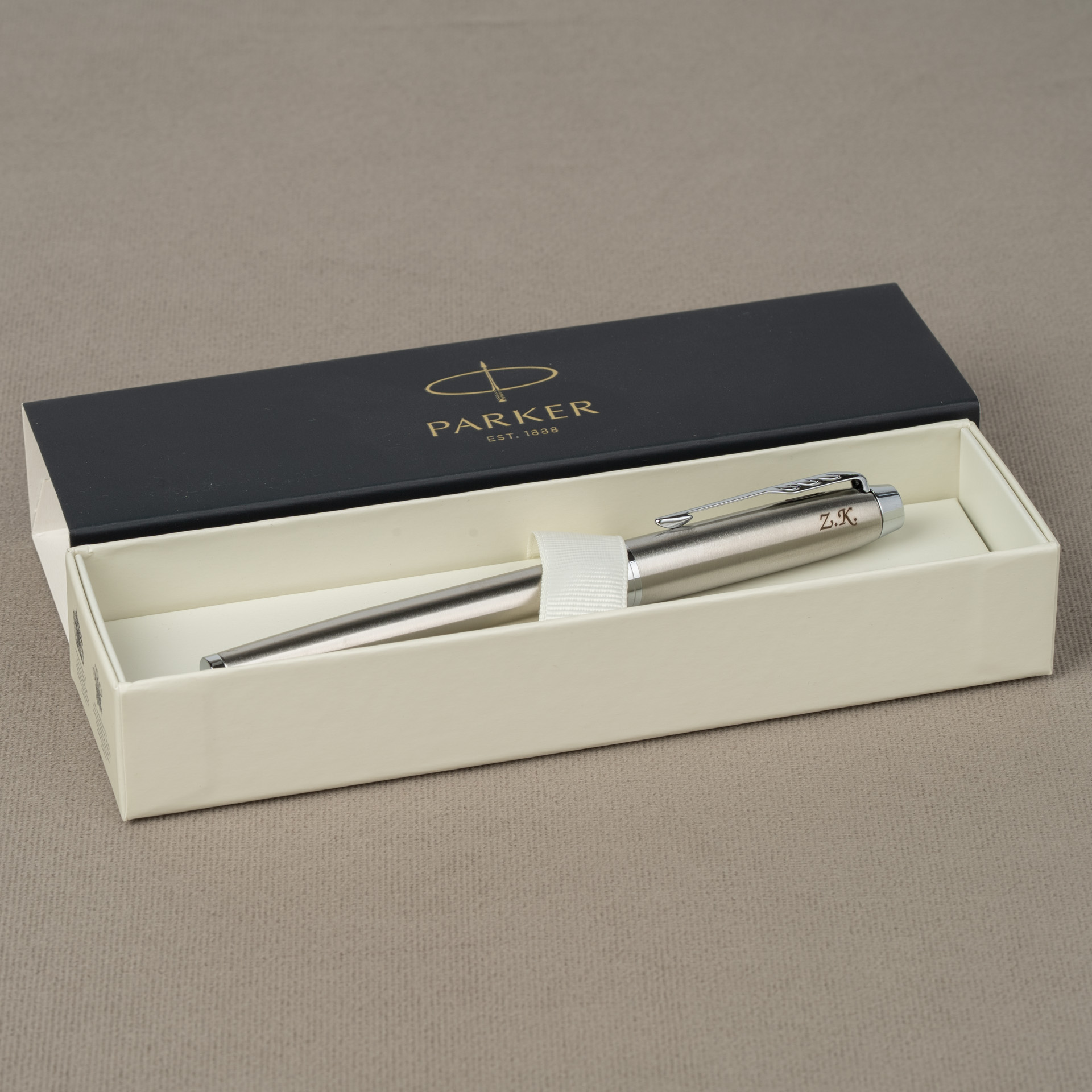 Pióro wieczne Parker IM Stainless Steel CT z grawerem inicjałów w eleganckim pudełku prezentowym.
