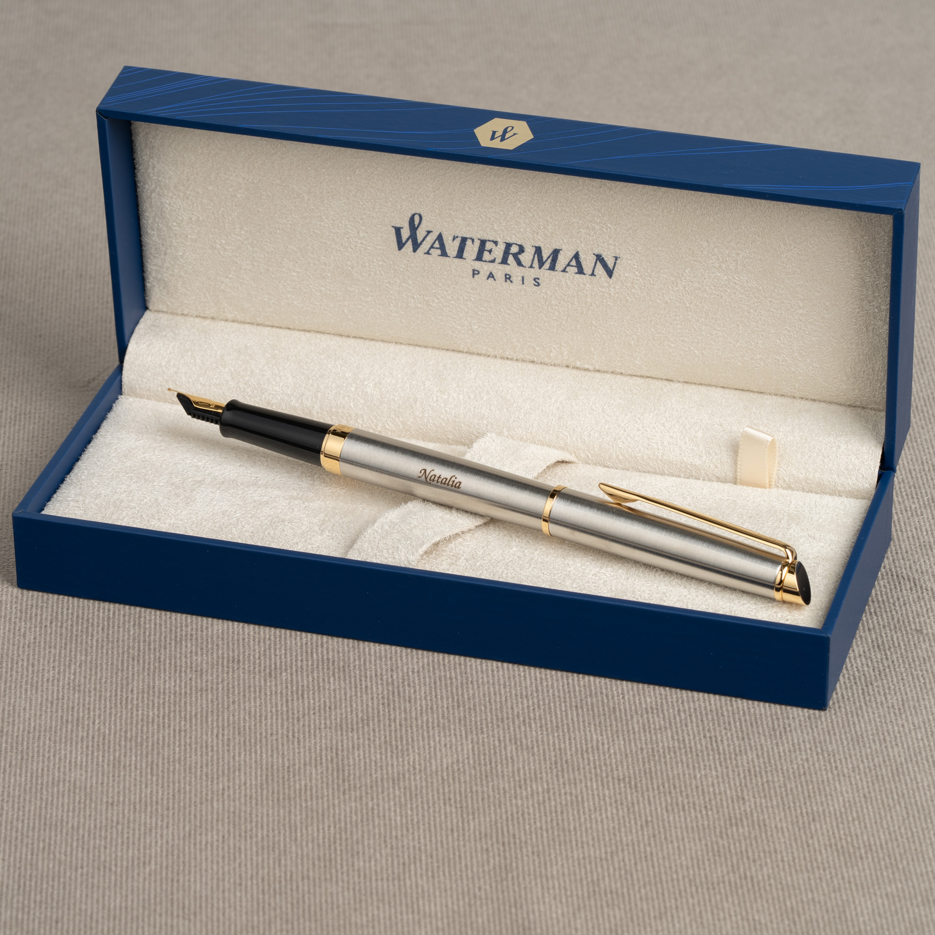 Pióro wieczne Waterman Hemisphere stalowe GT z grawerem „Natalia” w eleganckim niebieskim etui Waterman.