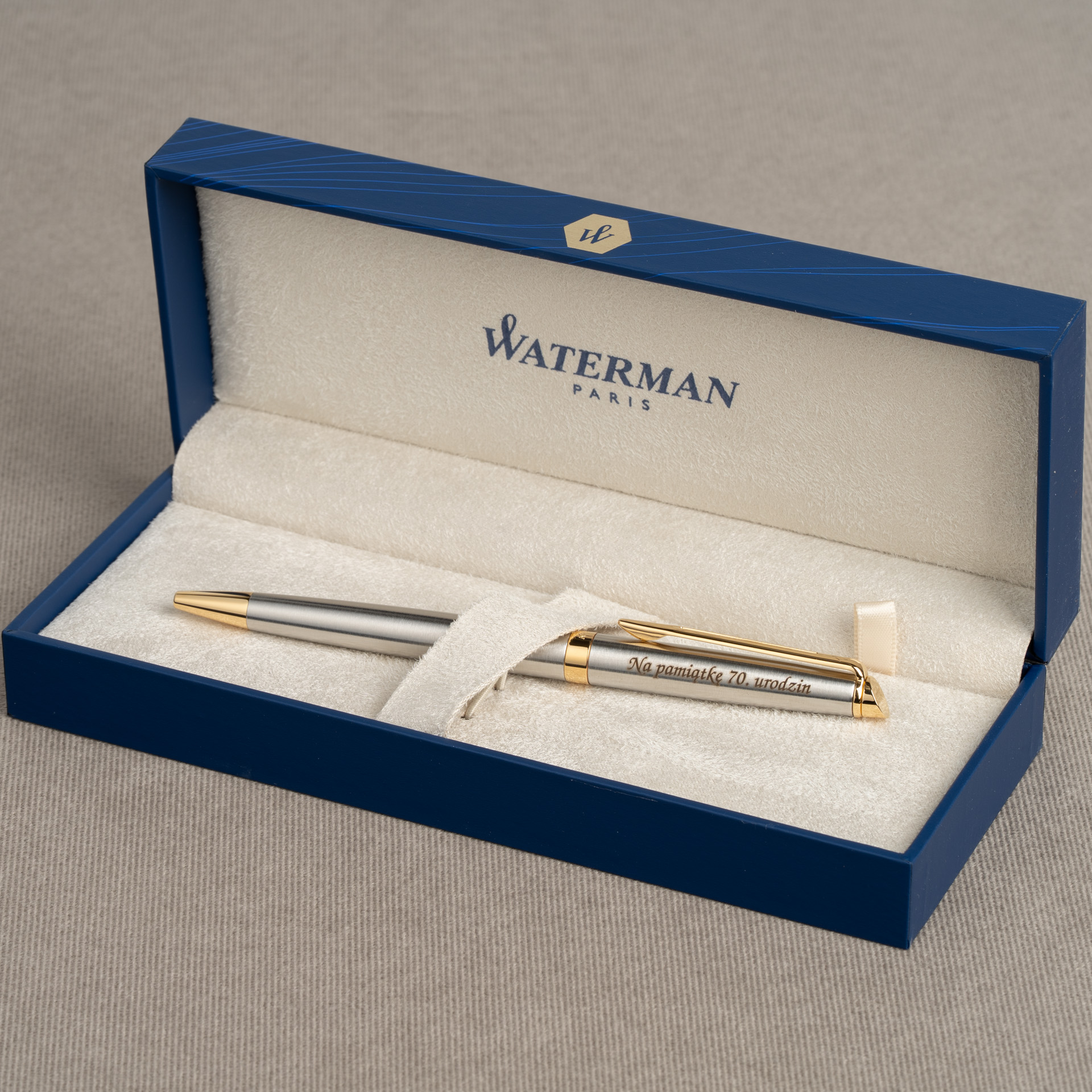 Długopis Waterman Hemisphere stalowy GT z grawerem „Na pamiątkę 70. urodzin” w eleganckim etui Waterman.