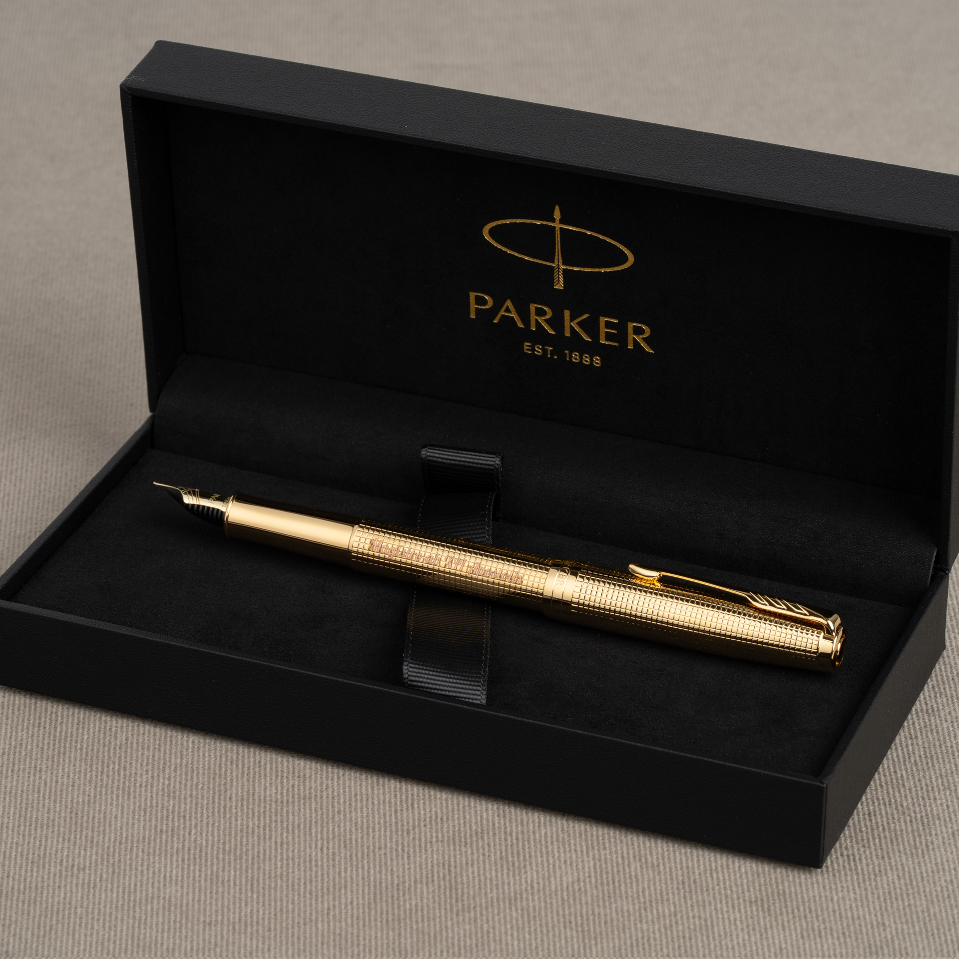 Pióro wieczne Parker Sonnet Ciselé GT 18k w złotym wykończeniu, prezentowane w eleganckim czarnym etui Parker.
