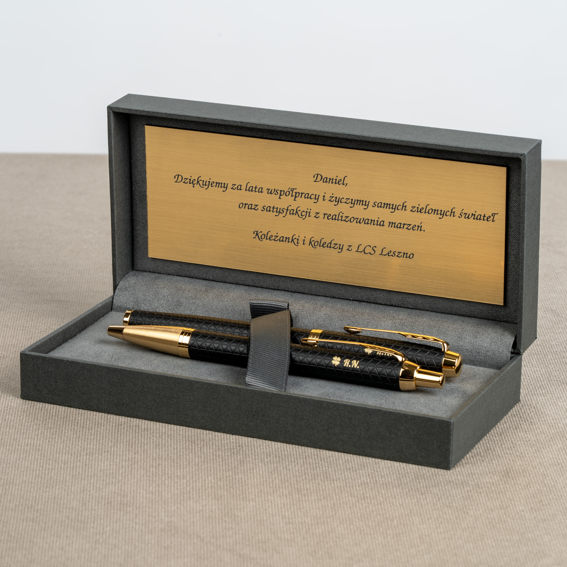 Długopis Parker IM Premium Czarny GT w eleganckim etui z dedykacją na złotej tabliczce.