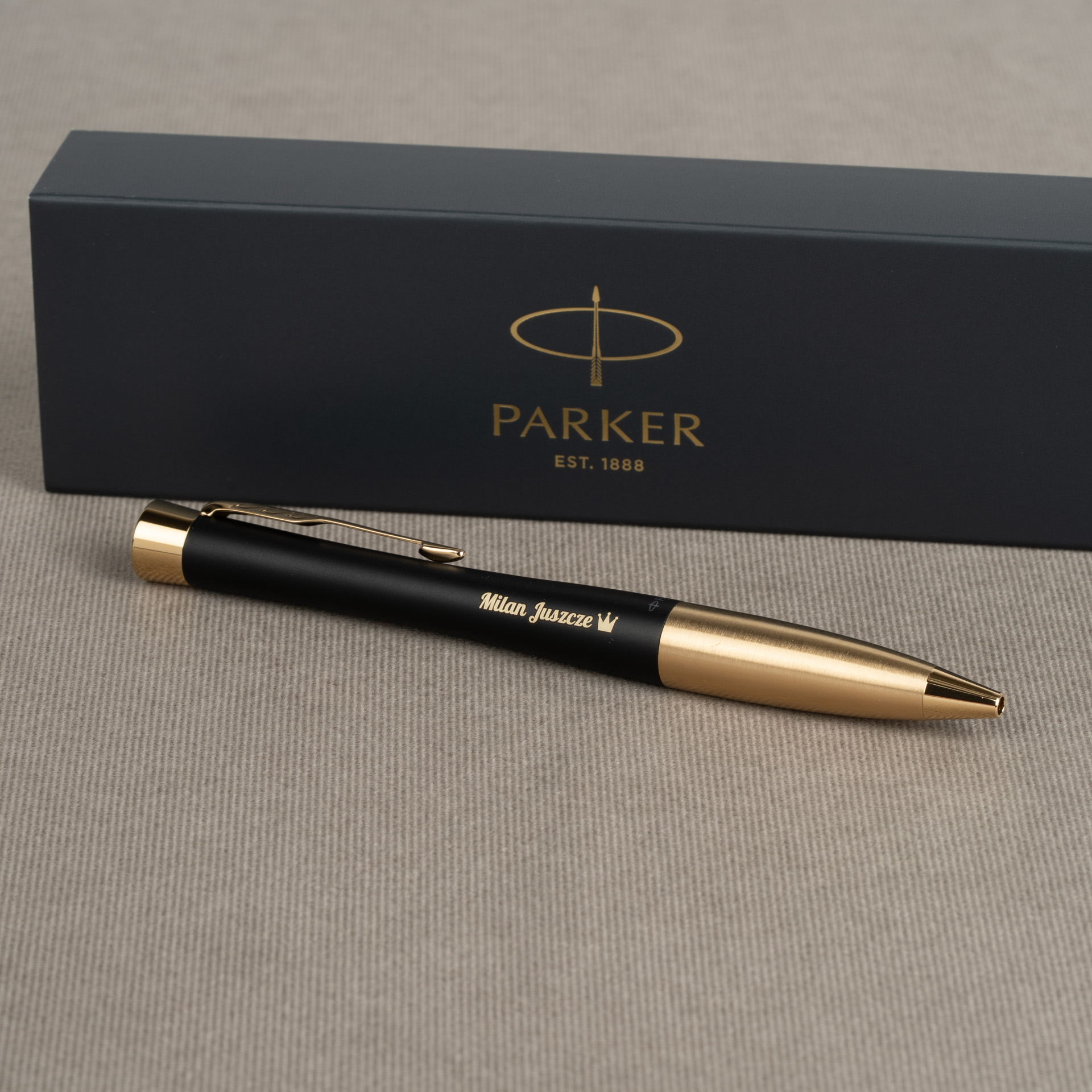 Długopis Parker Urban Czarny Matowy GT z personalizowanym grawerem i eleganckim pudełkiem Parker.