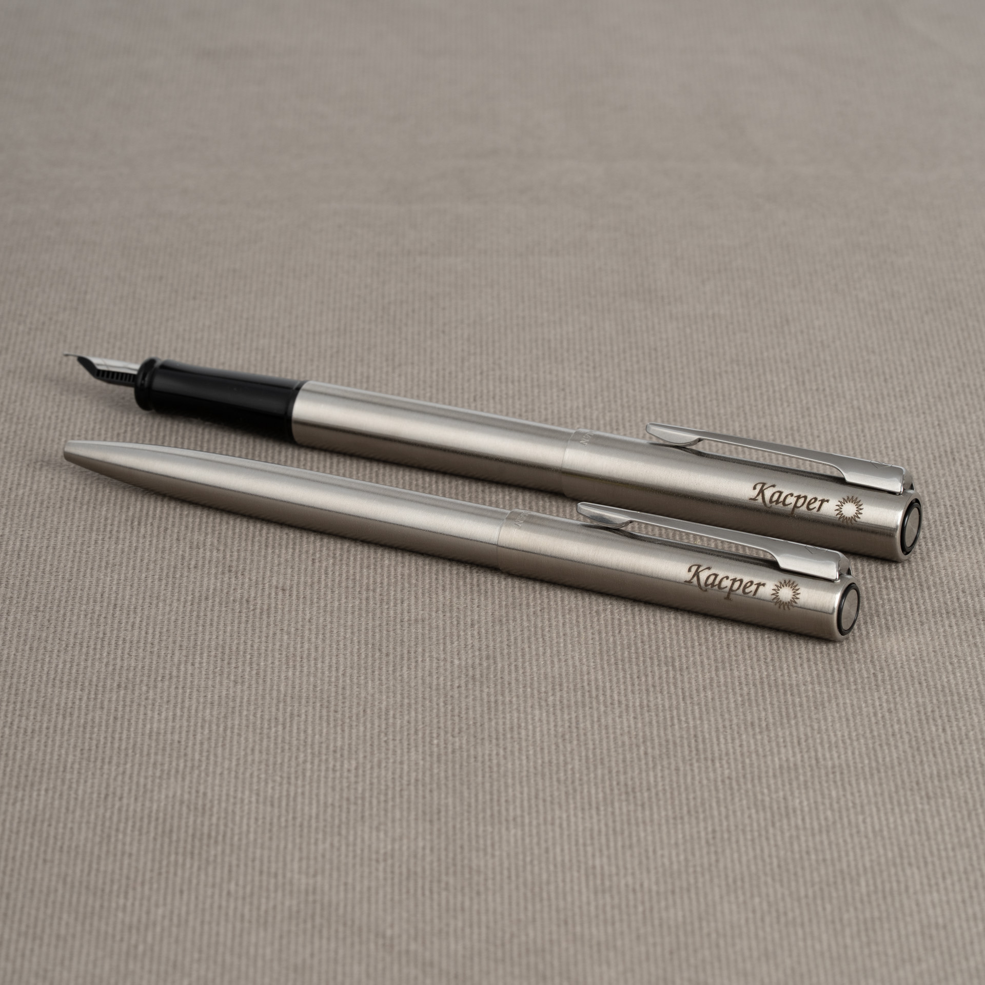 Pióro wieczne i długopis Waterman Allure stalowe CT z personalizowanym grawerem imienia.