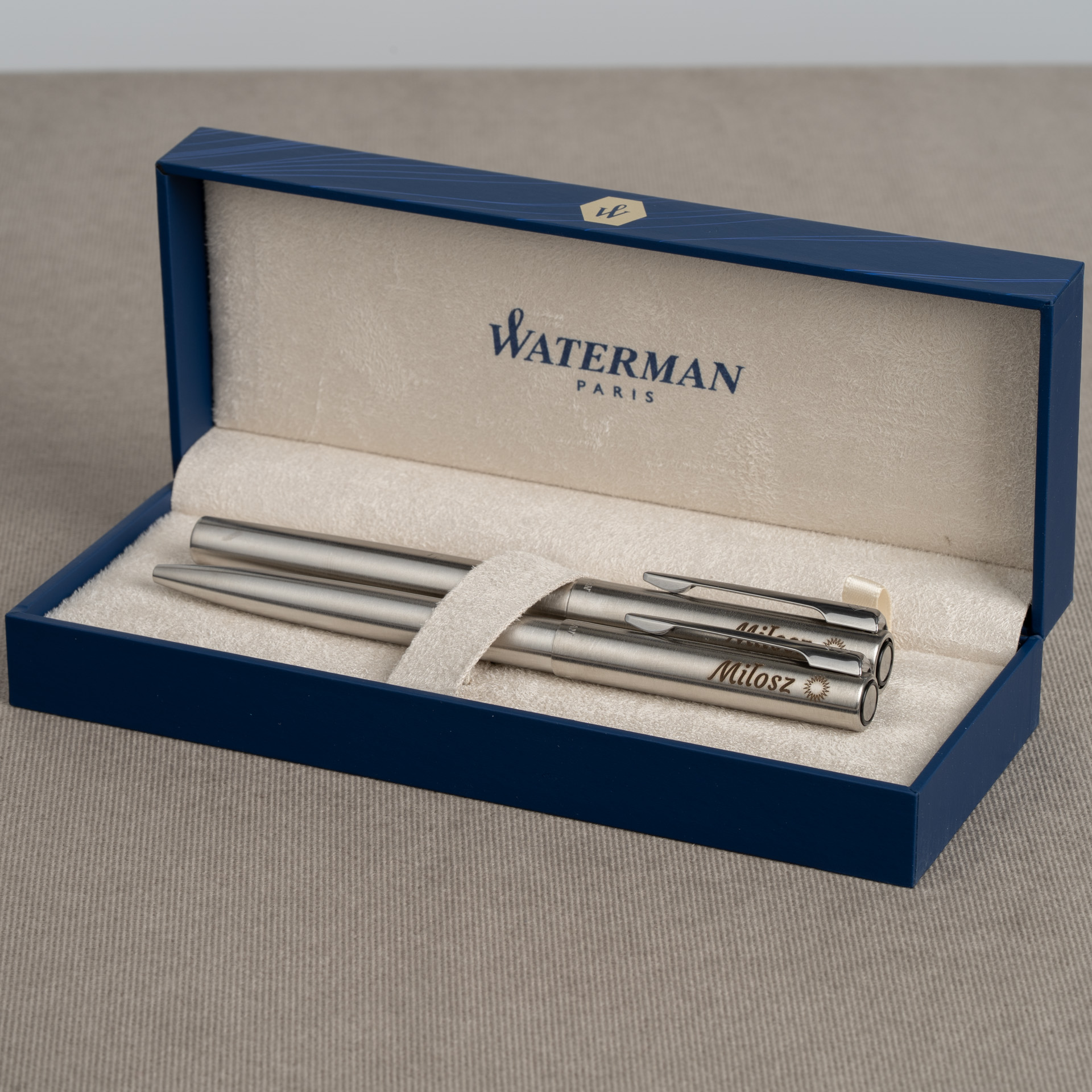 Dwa długopisy Waterman Allure srebrne CT z grawerem imion w eleganckim etui.